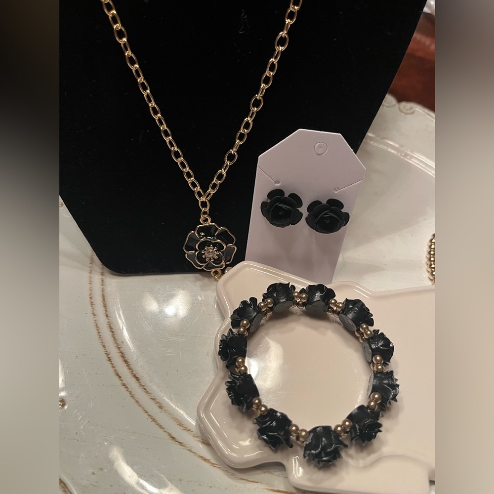 Fashion gold tone and black rose necklace and earrings bundle nwot - Picture 1 of 7